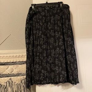 Face detail pleated skirt